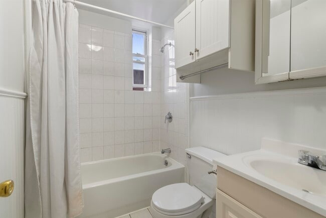 Building Photo - 734 Adams St