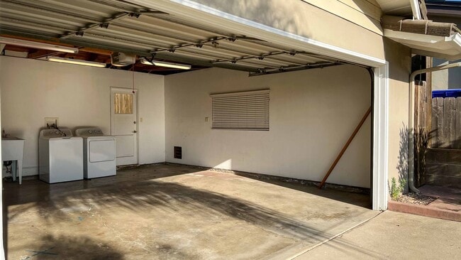 Building Photo - 3 Bdrm Detached Haome Available In Sought After La Mesa Neighborhood