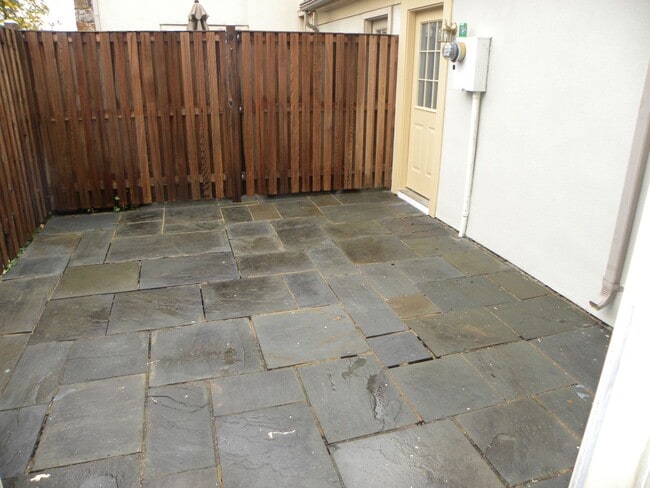 Building Photo - Linden Hill's House with Garage