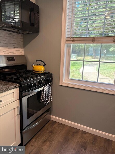 Building Photo - 206 N George Mason Dr
