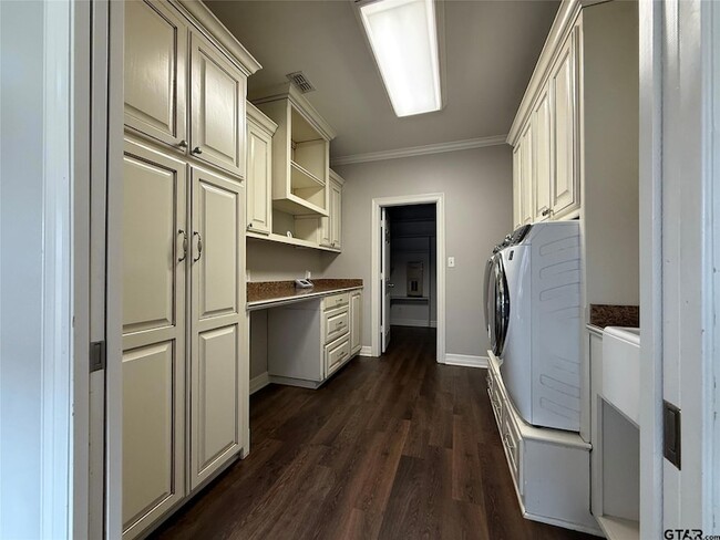 Building Photo - 3815 Holly Ridge Dr