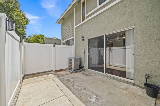 Building Photo - Beautiful Townhome in Mission Viejo