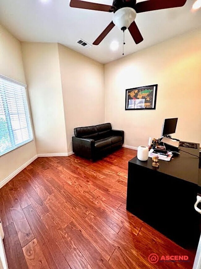 Building Photo - Beautiful Home in the Northwest!