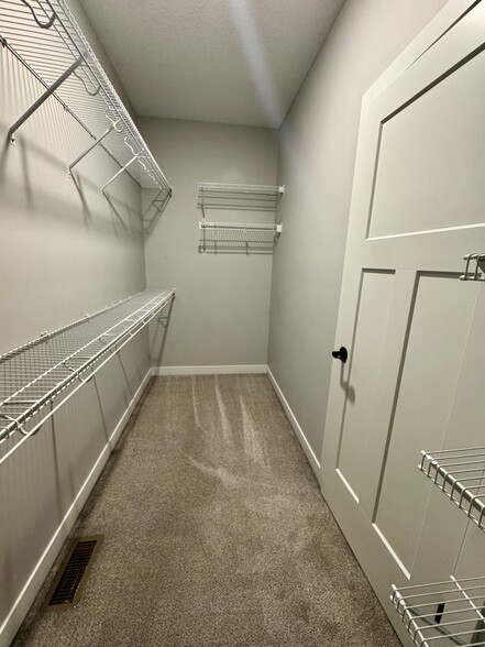 Building Photo - 706 Foret Mansur