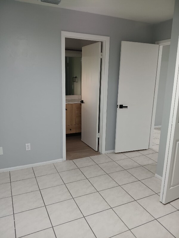 Building Photo - 2507 Matena Ave S