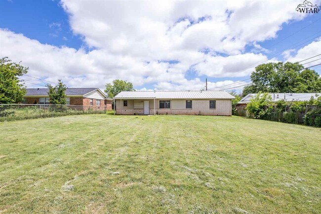 Building Photo - 4004 Hooper Dr