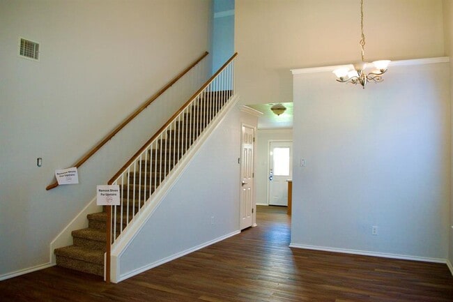 Building Photo - 1708 Darjeeling Dr