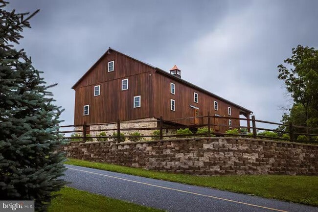 Building Photo - 284 Hickory Dr