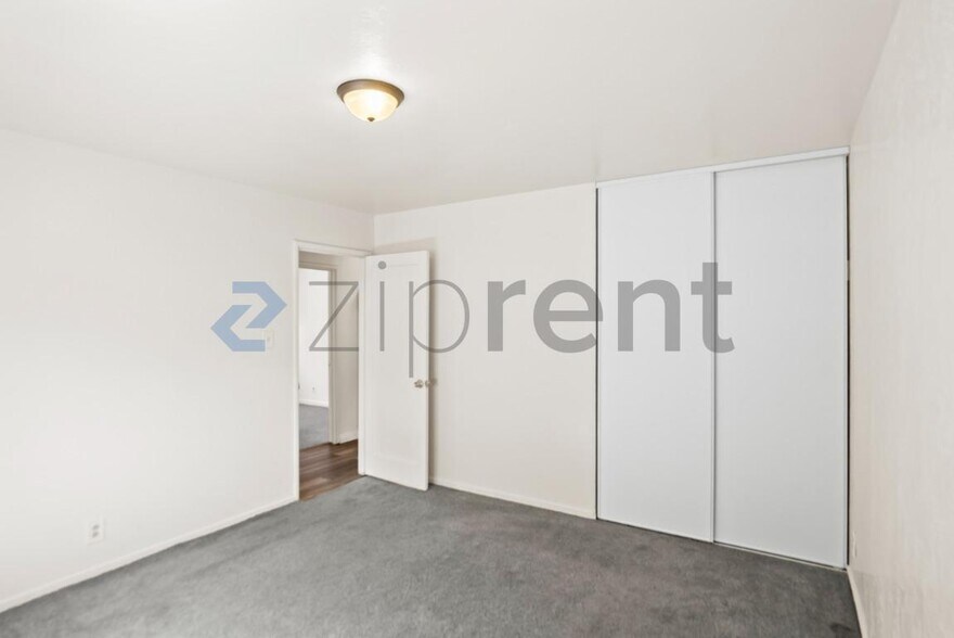 Building Photo - Unit