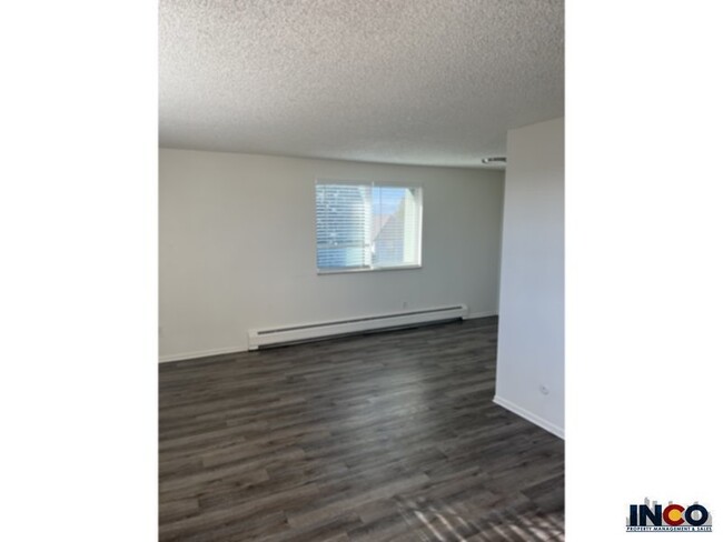 Building Photo - Convenient location! 1 bed 1 bath Apartmen...