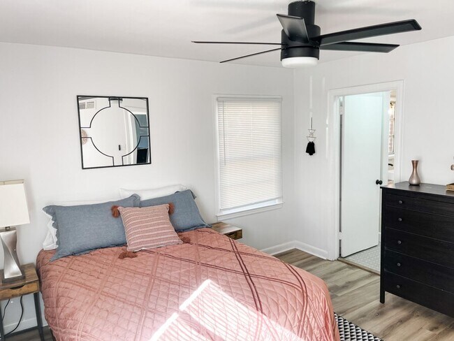 Building Photo - Charming Apt near Savannah's Historic District! Unit 1