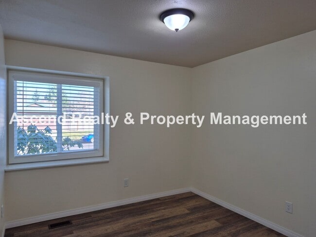 Building Photo - Need Space? This is the Place! Available NOW~Beautifully Updated 4Bed/3Bath Backs to Park Pets OK