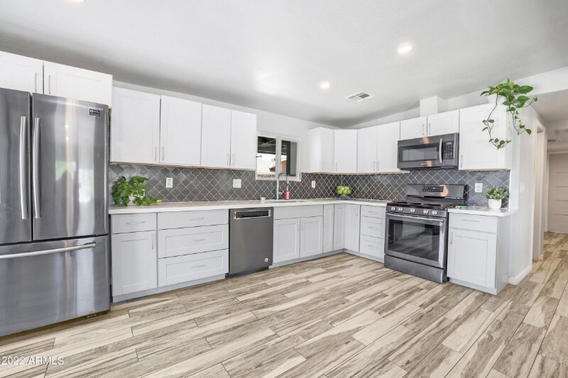 Building Photo - 1319 E Orangewood Ave