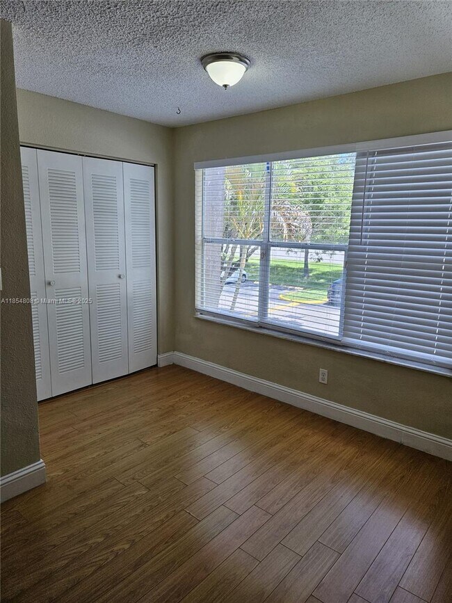 Building Photo - 731 Vista Isles Dr