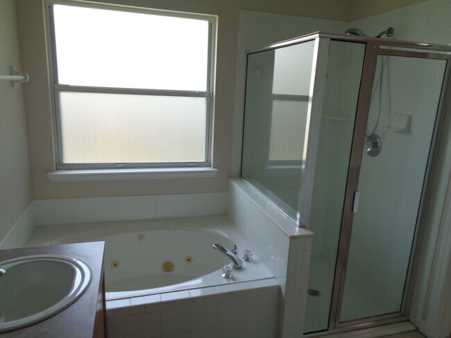 Building Photo - 153 Dover Bluff Dr