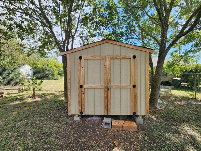 Building Photo - Updated 1-Bedroom Home with Spacious Yard ...