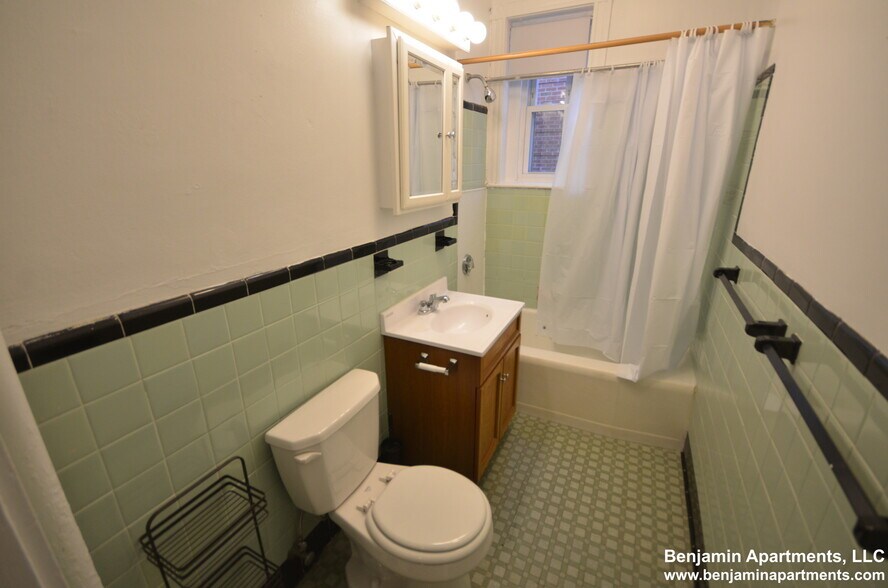 Building Photo - 1595 Beacon St