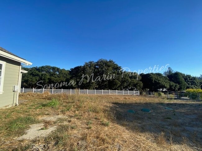 Building Photo - ~ Country Home ~ 2 Bedrooms & 2 Full Bathrooms with Attached Garage ~ Gated Community