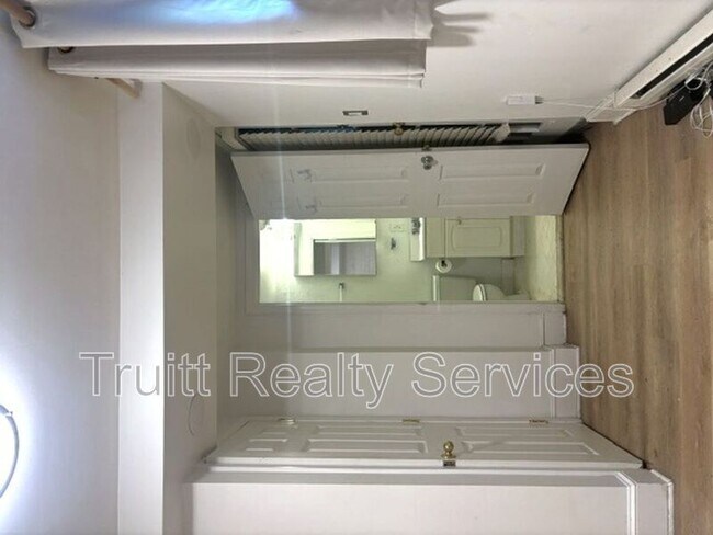 Building Photo - 711 14th St SE