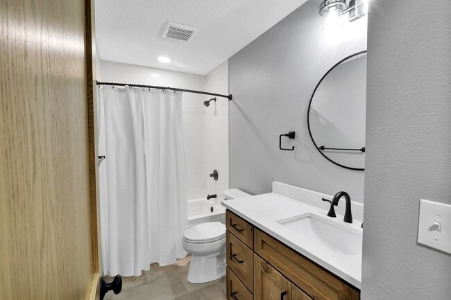 Building Photo - 3+ Bedroom Home in Quiet Neighborhood