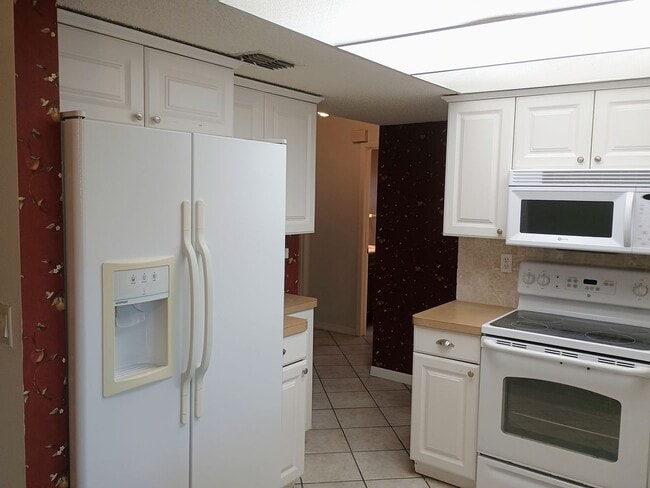 Building Photo - 2 bedroom 2 bathroom home with a screened in porch