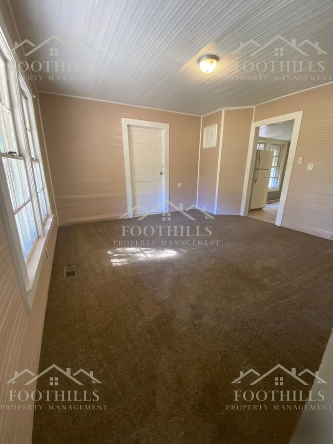 Building Photo - 3-Bedroom Duplex with Appliances Included ...