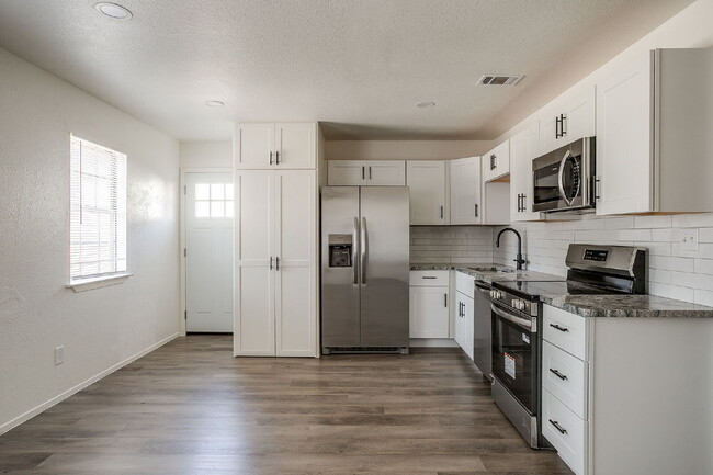 Building Photo - Charming 2 Bedroom Duplex in Westworth Village