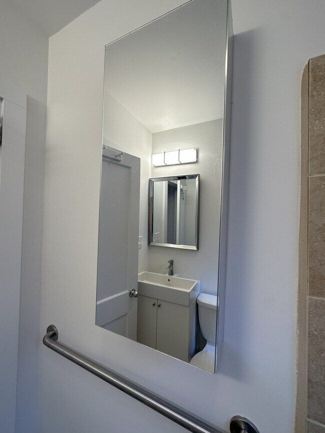 Building Photo - 605 Lamar Ave