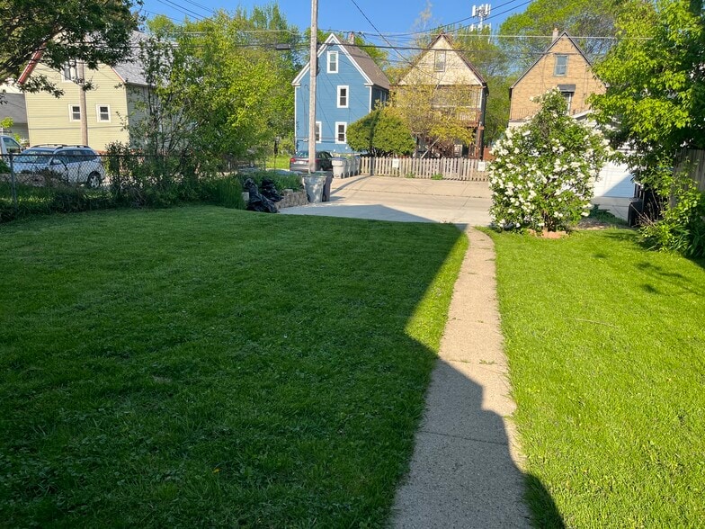 Building Photo - 3040 N Fratney St