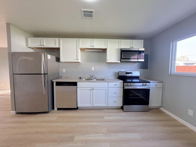 Building Photo - 5200 Mapleridge Dr