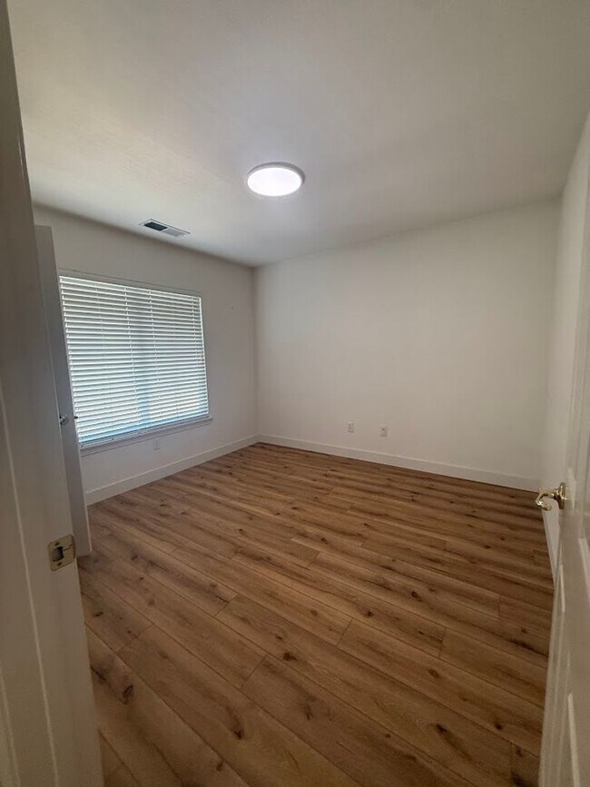 Building Photo - 2889 Plaza del Amo