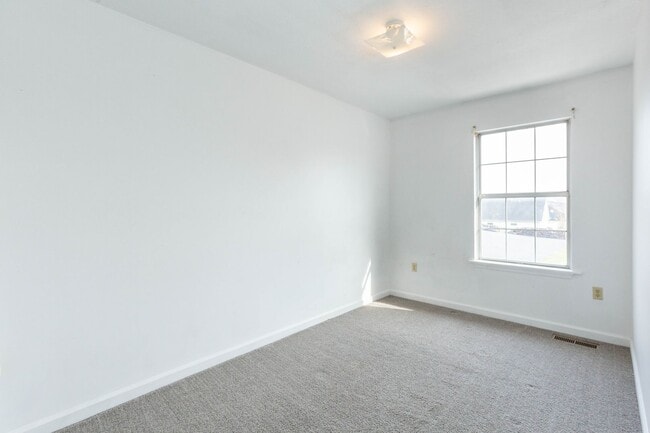 Building Photo - 3 Bed, 2.5 Bath, Townhome in Inwood, WV