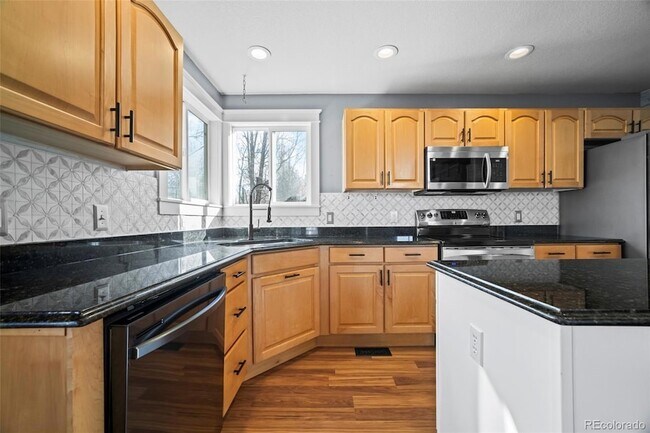 Building Photo - 421 W English Sparrow Dr