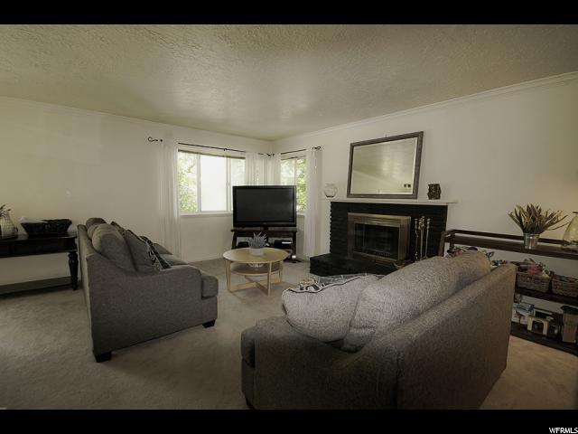 Large bright living room - 1319 Westminster Ave S