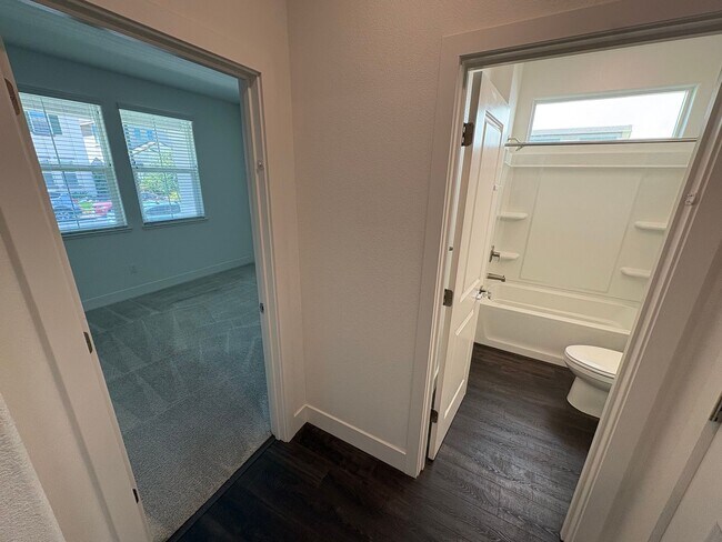 Building Photo - Beautiful 4 Bed 3 Full Bath Home with Solar in Brentwood
