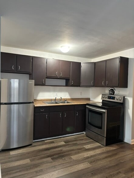 Kitchen #1 - 4914 Charlemar Dr