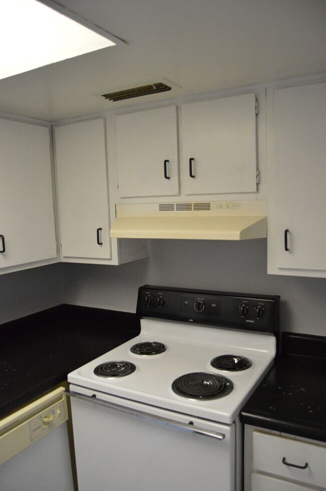 Building Photo - Spacious Studio in Maitland!