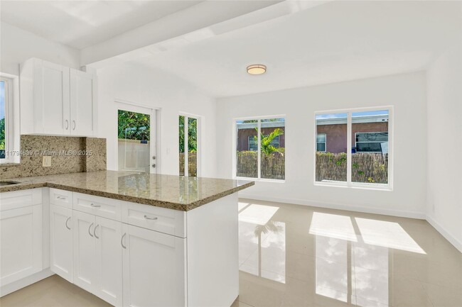 Building Photo - 6450 SW 28th St