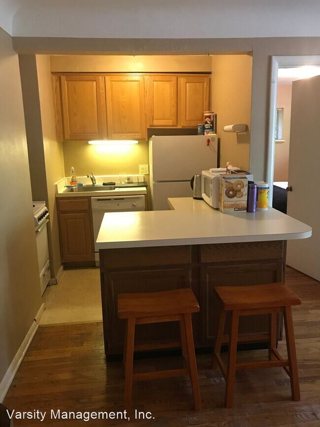 Building Photo - 1 br, 1 bath Apartment - 801 W. Madison 80...