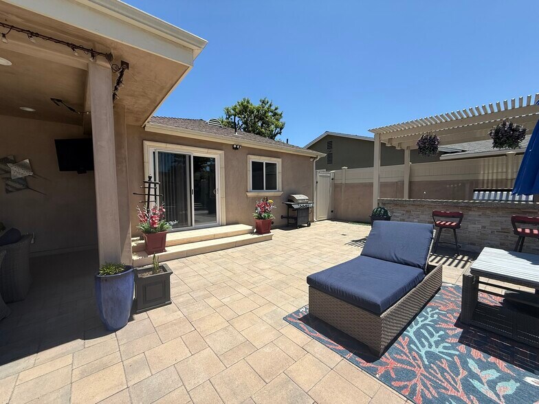 Building Photo - 6039 Greenbush Ave