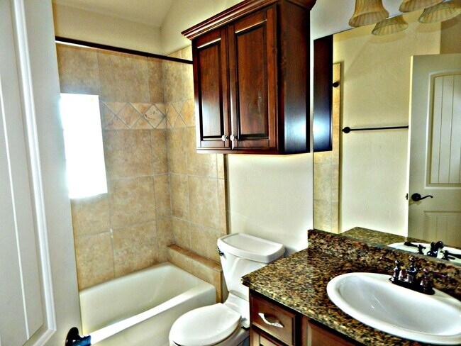 Building Photo - Delightful Home in the heart of Edmond- Pool and Club House-Close to I-35, Broadway Extension and...