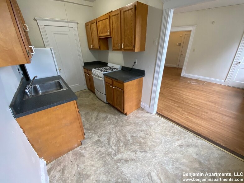 Building Photo - 235 Park Dr