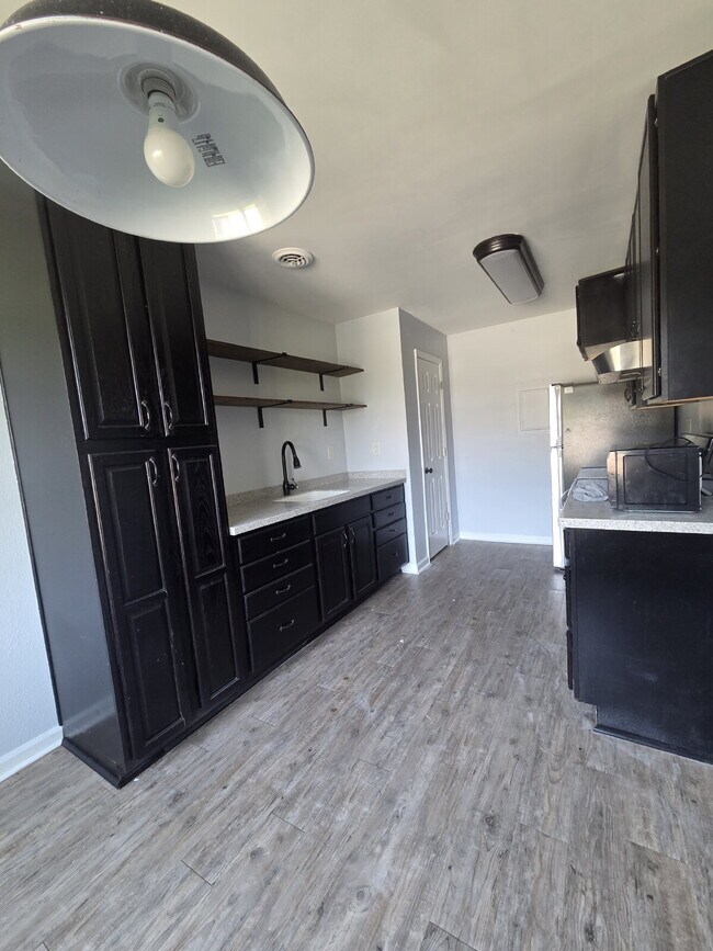 Building Photo - Cozy 1 Bedroom Retreat with Stylish LVP Flooring