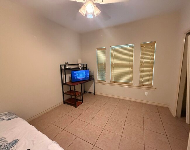 Building Photo - 405 Wren Point