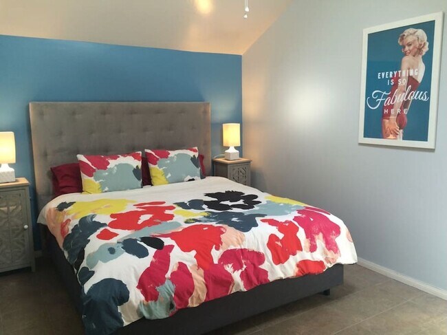 Building Photo - Gorgeous Upstairs unit with downtown view private deck