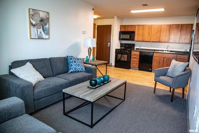 Building Photo - 2900 River Dr