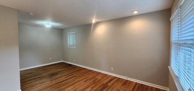 Building Photo - Check This One OUT!! To View is to Rent! 3 Bedroom, 1 Bath. Hardwood Floors, Tile and Newer Carpe...