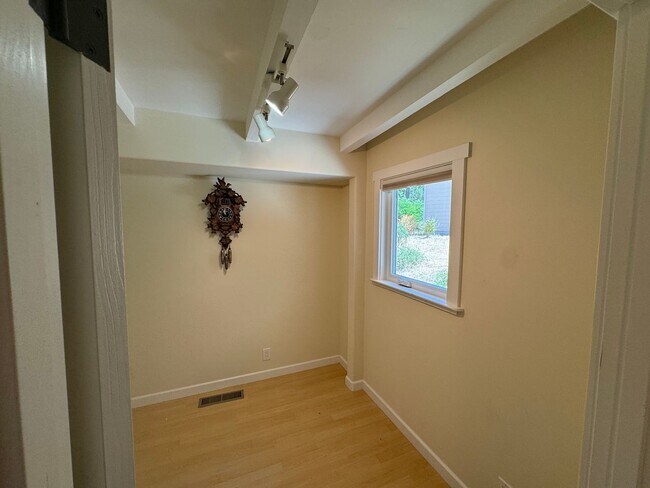 Building Photo - Beautiful 3 Bedroom/2 Bathroom Plus Bonus Room in Ben Lomond
