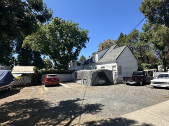 Building Photo - 221 NE A St