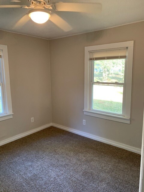 Building Photo - 905 Pansy Ct